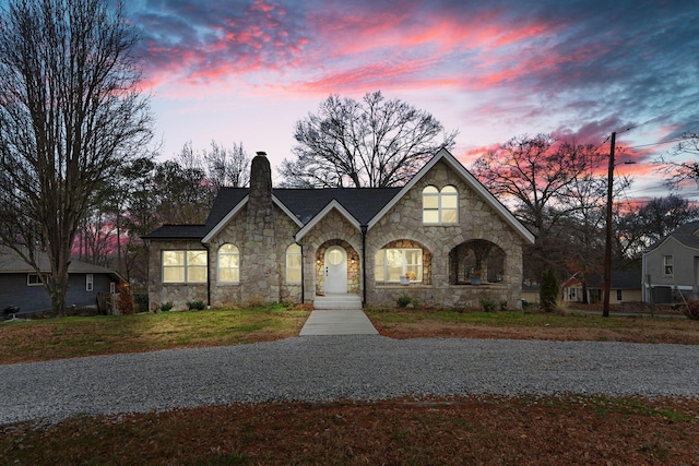 view of front of home featuring a yard