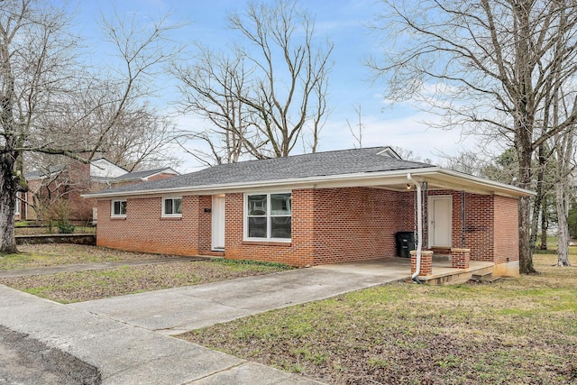 ranch-style home featuring a front lawn