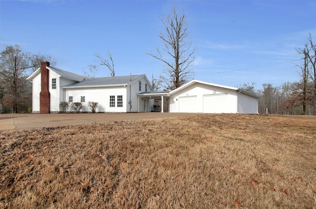 view of front of home featuring a garage, a carport, and a front yard