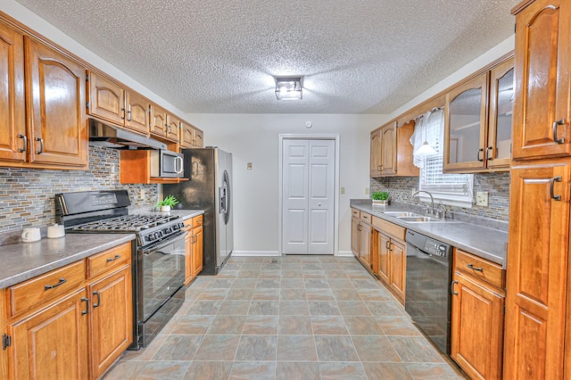 kitchen with tasteful backsplash, sink, a textured ceiling, and black appliances