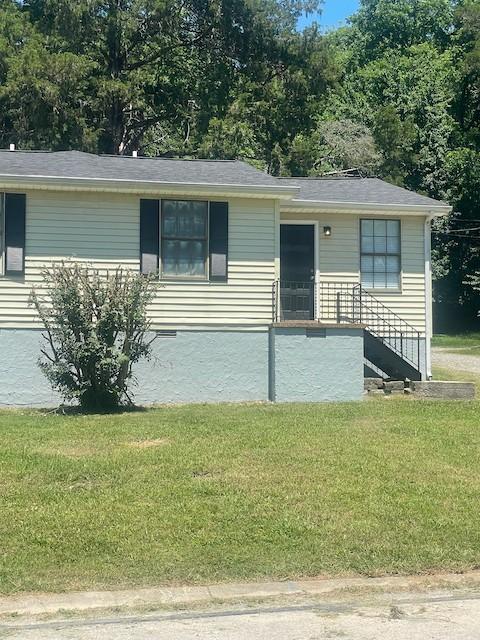 single story home with a front yard