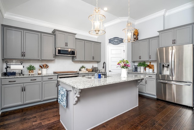 kitchen with stainless steel appliances, hanging light fixtures, sink, and gray cabinets