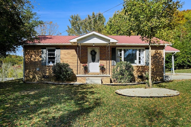 view of front facade featuring a front yard