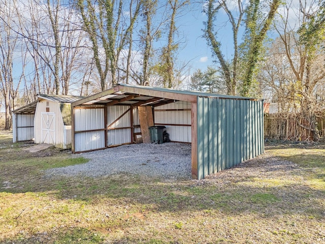 view of pole building featuring a yard