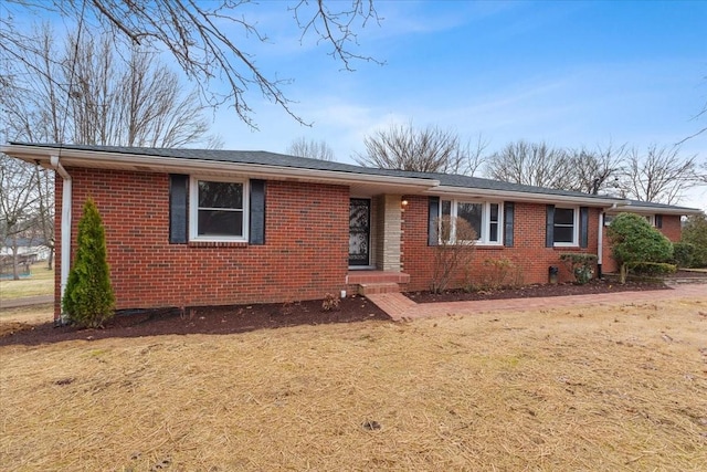 view of front of property featuring a front lawn