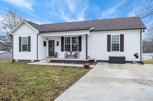 view of front of home featuring a porch and a front lawn