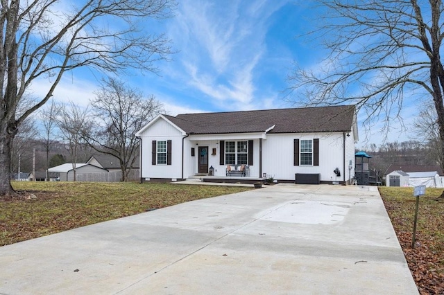 view of front of home featuring covered porch and a front lawn