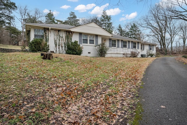 ranch-style house featuring a front lawn