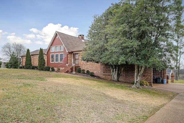 view of front of house featuring a front lawn