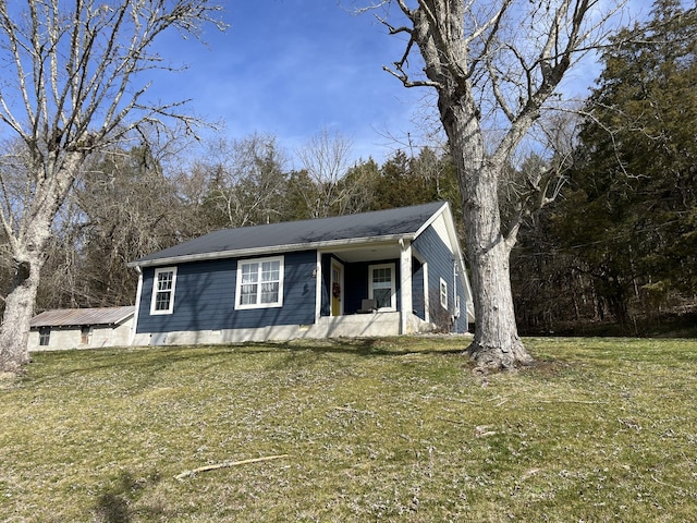 view of front facade featuring a front lawn