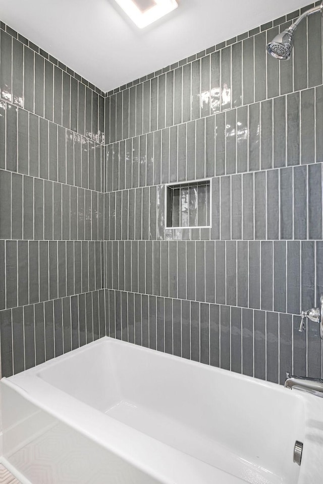 bathroom with tiled shower / bath combo