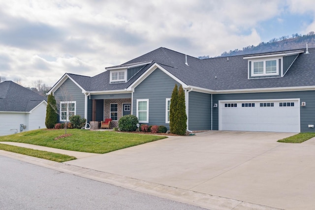 craftsman inspired home featuring a front lawn