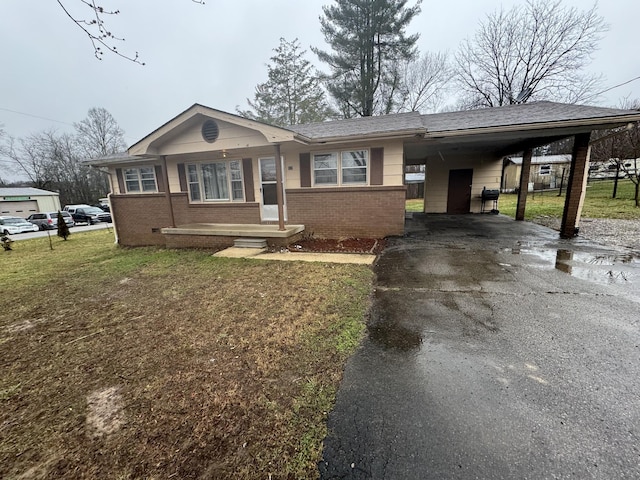 view of front of home with a carport and a front yard