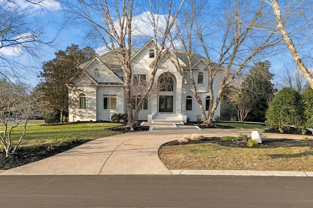 view of front of house featuring a front lawn