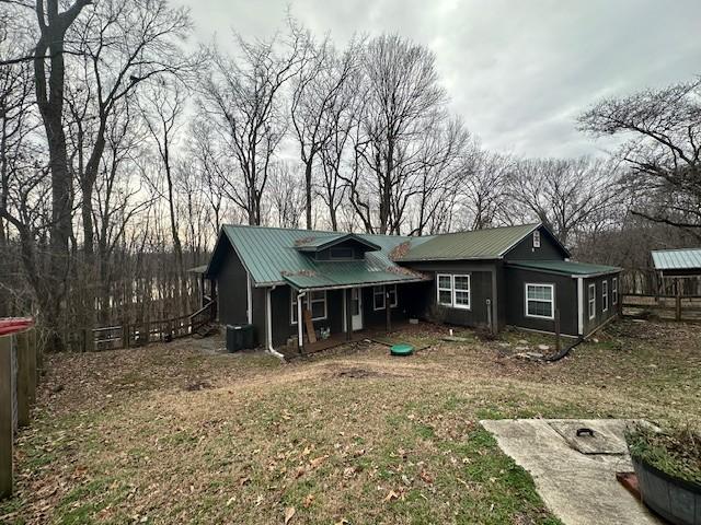 view of front of property featuring a front yard