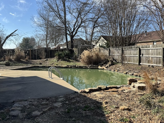 view of yard featuring a fenced in pool