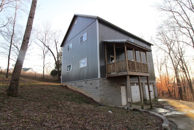 view of front facade featuring a garage and a balcony