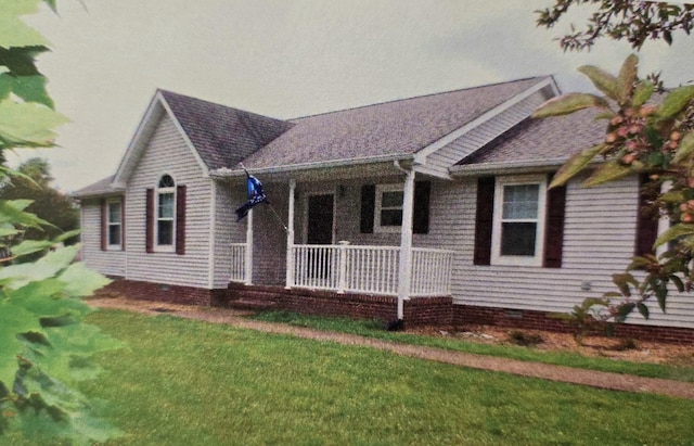 view of front of property with covered porch and a front lawn