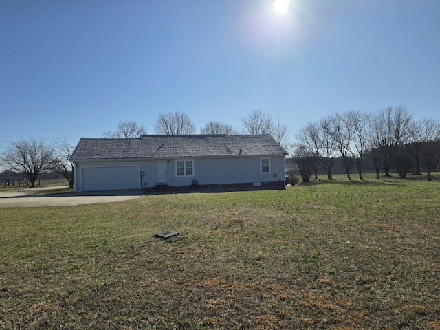 view of front of house featuring a front lawn, driveway, and an attached garage