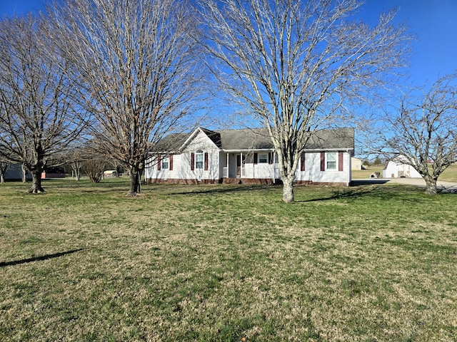 ranch-style home featuring a front lawn