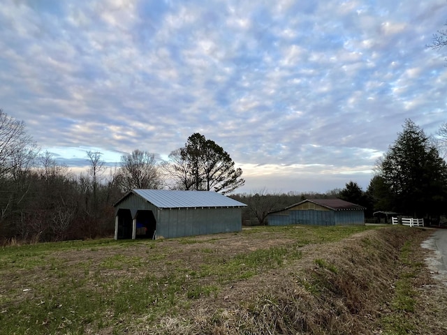 view of yard featuring an outdoor structure