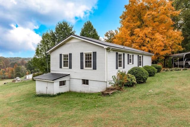 view of side of property featuring a lawn