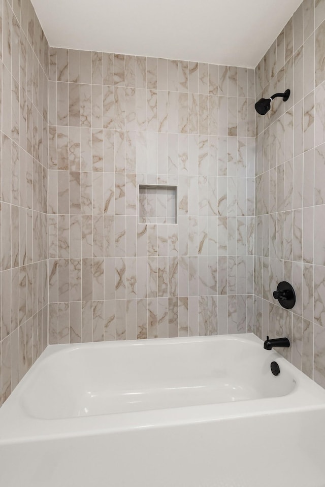 bathroom with tiled shower / bath combo