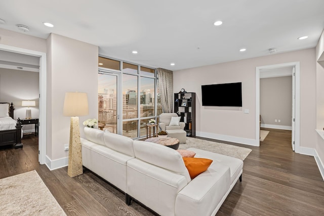 living area featuring a wall of windows, recessed lighting, dark wood-style flooring, and baseboards