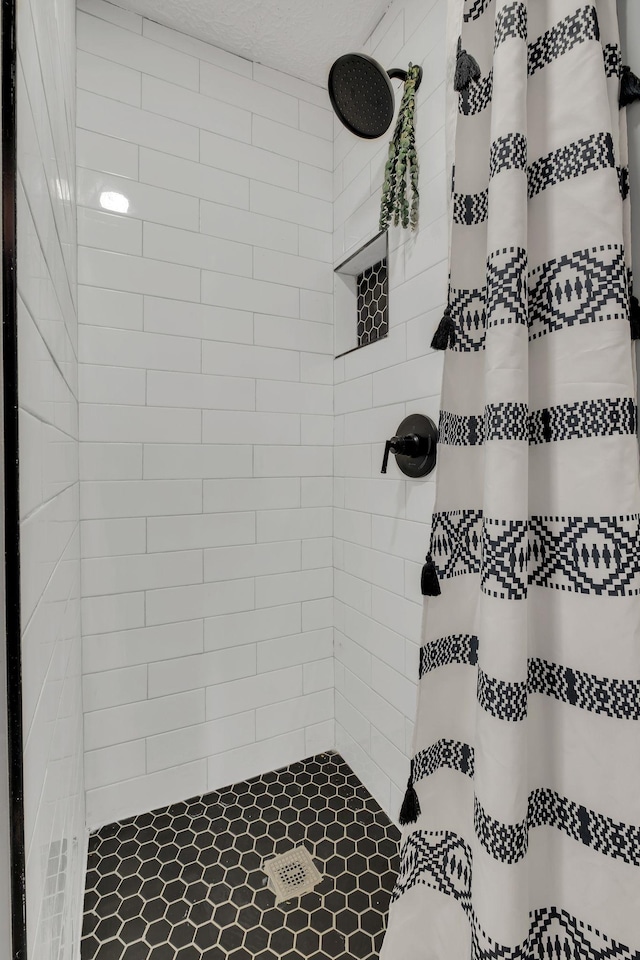 bathroom featuring a shower with shower curtain