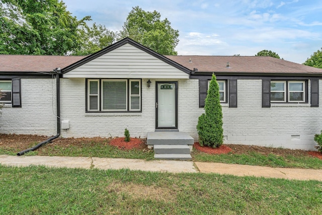 single story home with a front lawn