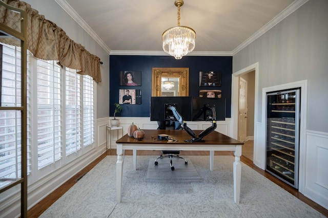 office area with wine cooler, hardwood / wood-style flooring, crown molding, and a chandelier