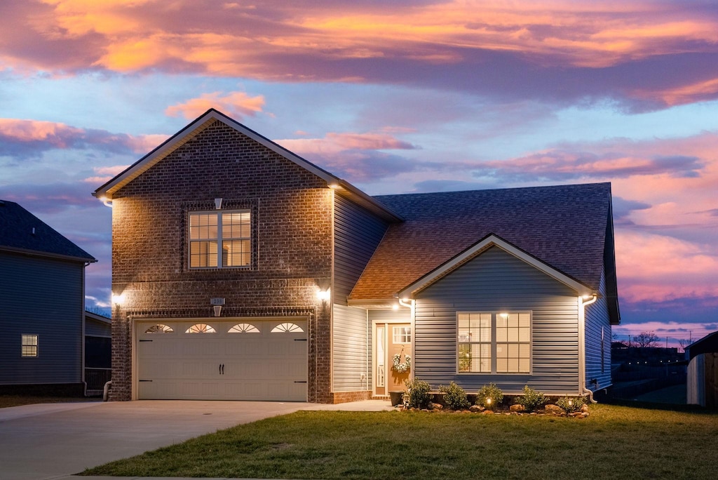 view of front property featuring a garage and a lawn