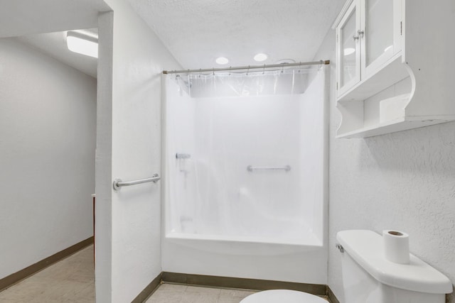 bathroom featuring shower / bathtub combination with curtain, a textured ceiling, and toilet