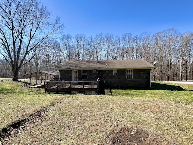 view of front of home featuring a carport, a wooden deck, and a front lawn