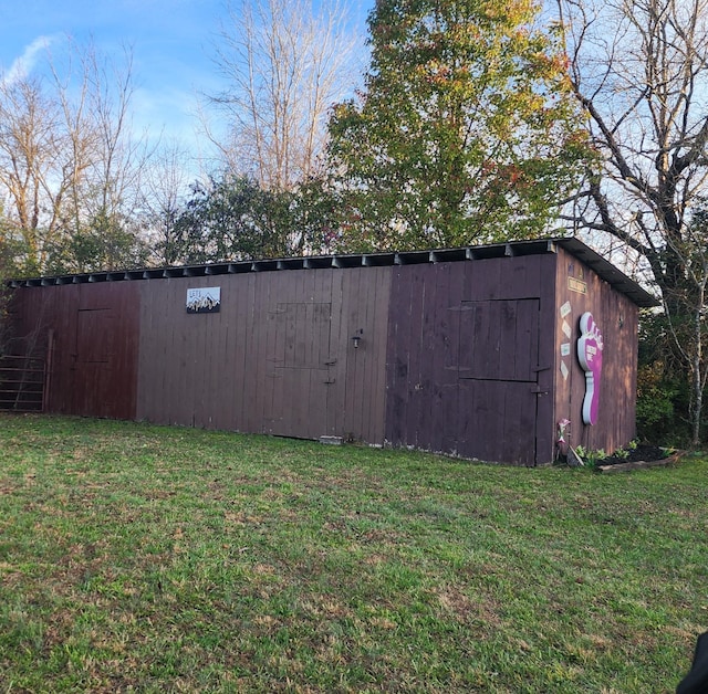 view of yard featuring an outbuilding