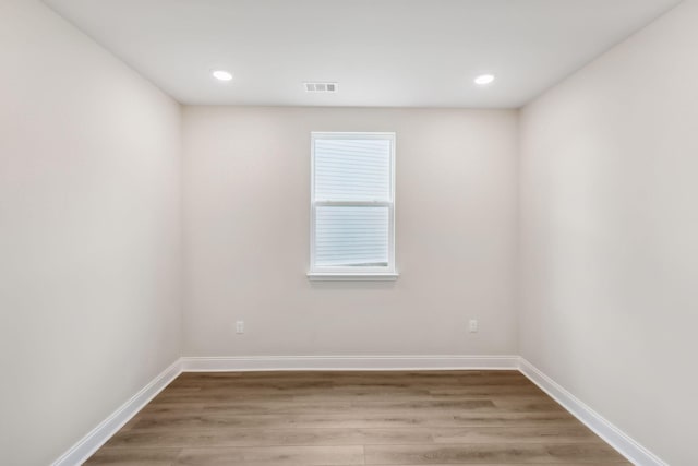 spare room with light wood-style floors, baseboards, visible vents, and recessed lighting