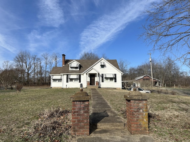 view of front of property featuring a front lawn