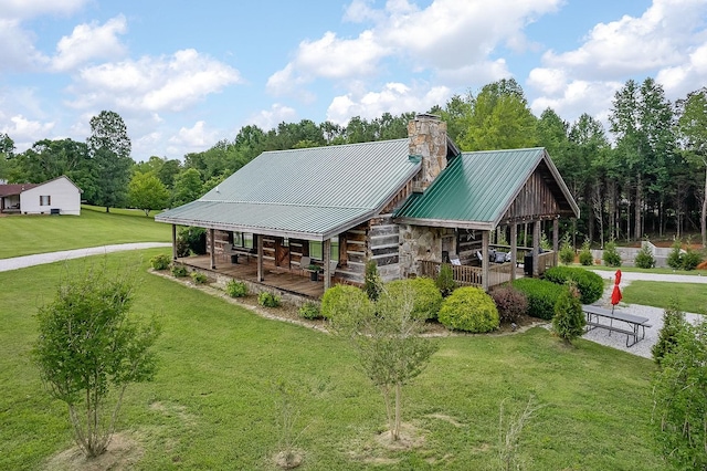 view of front of property featuring a front lawn and covered porch