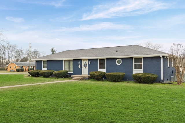 ranch-style home featuring a front lawn