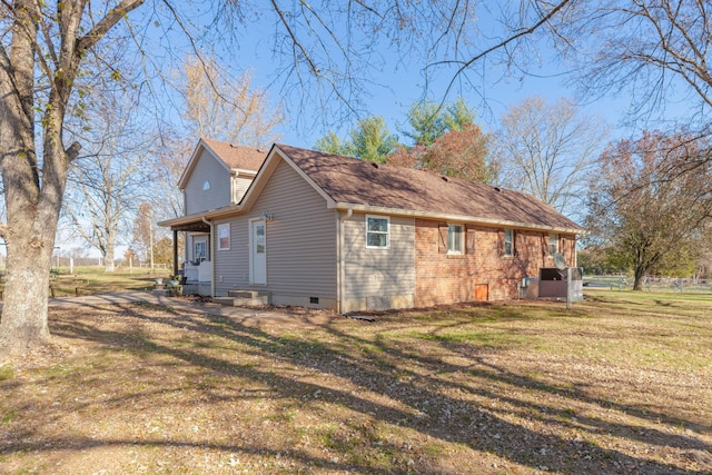 view of side of property featuring a yard