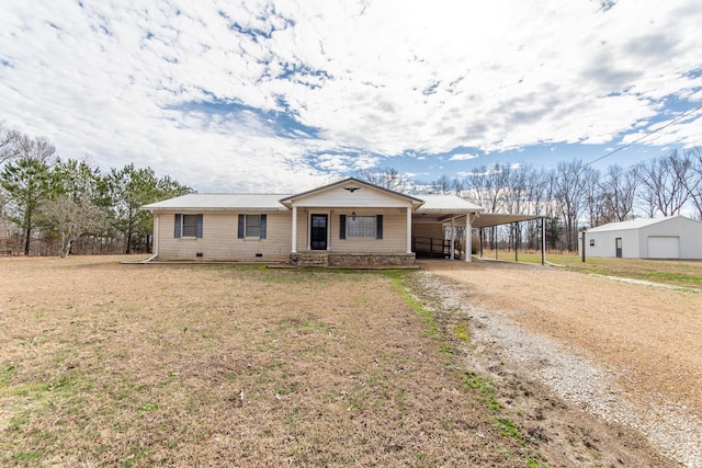 view of front of house with a carport and a front yard