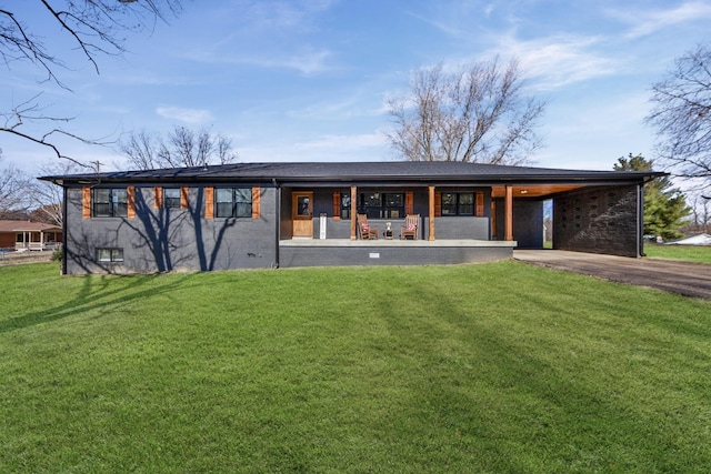 view of front of property featuring a front yard, a carport, and a porch