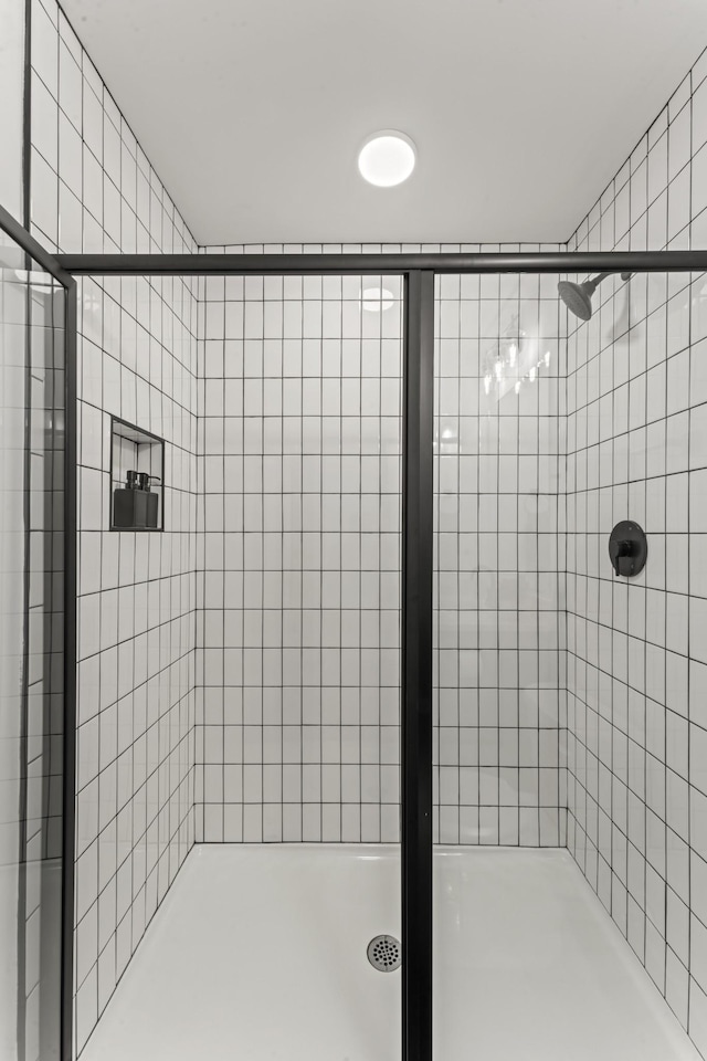 bathroom featuring tiled shower