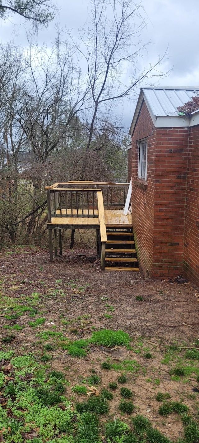 view of yard featuring an outbuilding