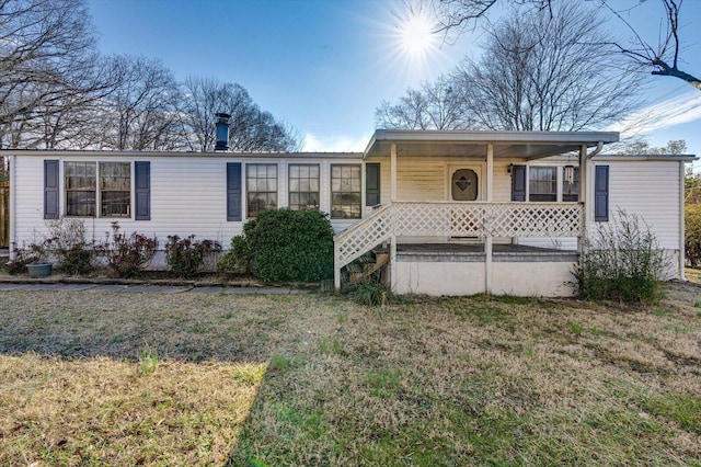 view of front of property featuring covered porch and a front lawn