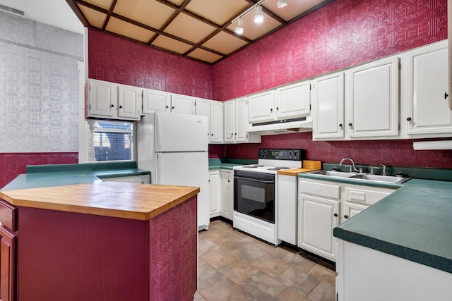 kitchen with sink, electric range oven, white cabinets, kitchen peninsula, and white fridge