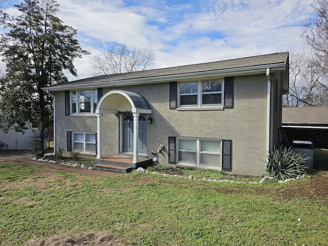 split foyer home featuring a front yard