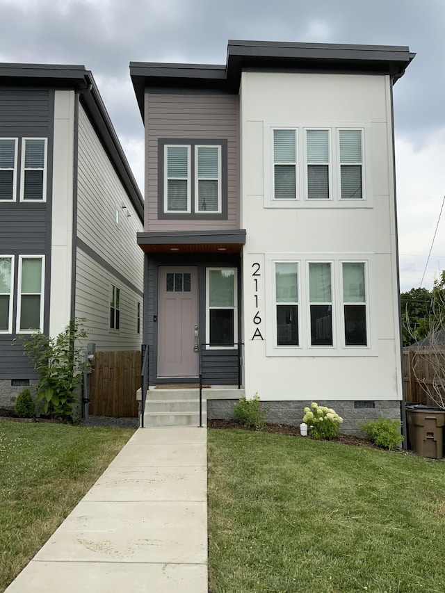 view of front of property featuring a front yard