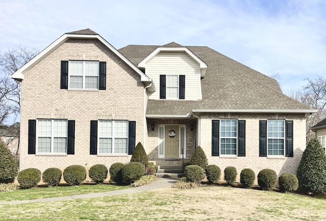 view of front of property featuring a front yard