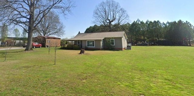 view of front of property with a front yard